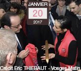 Vosges-terre-textile-offre-un-gilet-rose-et-une-navette-dorée-au-Président-de-la-République