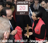 Vosges-terre-textile-offre-un-gilet-rose-et-une-navette-dorée-au-Président-de-la-République