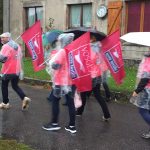 50 marcheurs réunis autour du label Vosges terre textile cheminent de Vagney jusque Saint-Amé 3 petits kilomètres sous la pluie