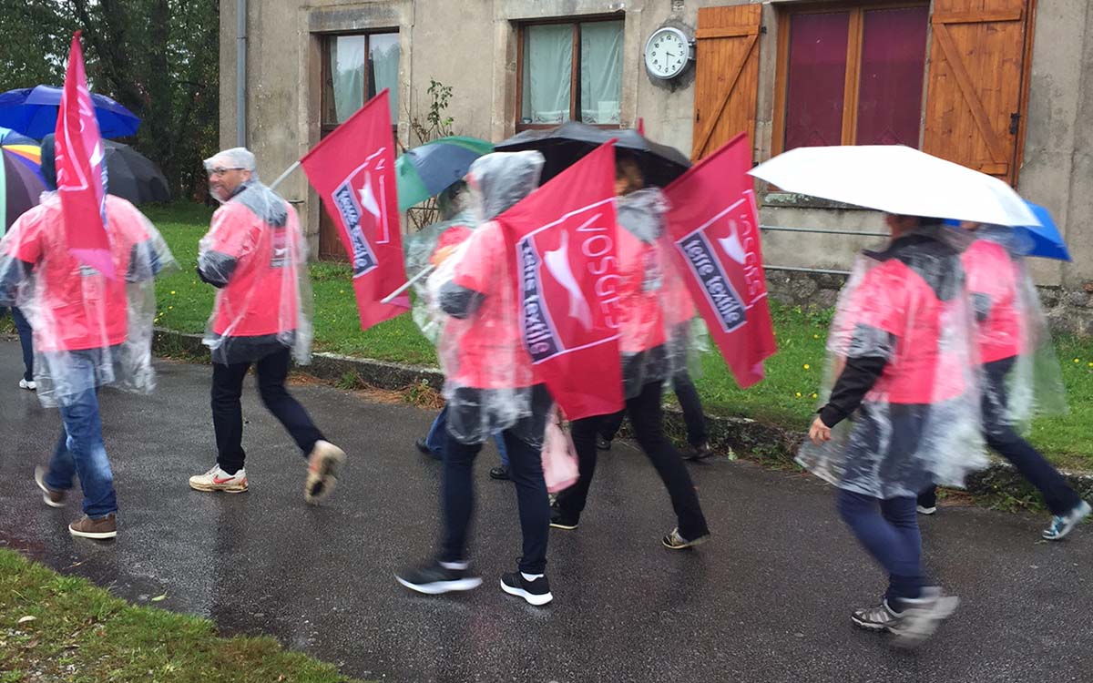50 marcheurs réunis autour du label Vosges terre textile cheminent de Vagney jusque Saint-Amé 3 petits kilomètres sous la pluie