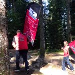 A la Tour Mérelle Isabelle et Franck portent fièrement leurs drapeaux Vosges terre textile