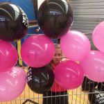 Des ballons roses et noirs aux couleurs de Vosges terre textile