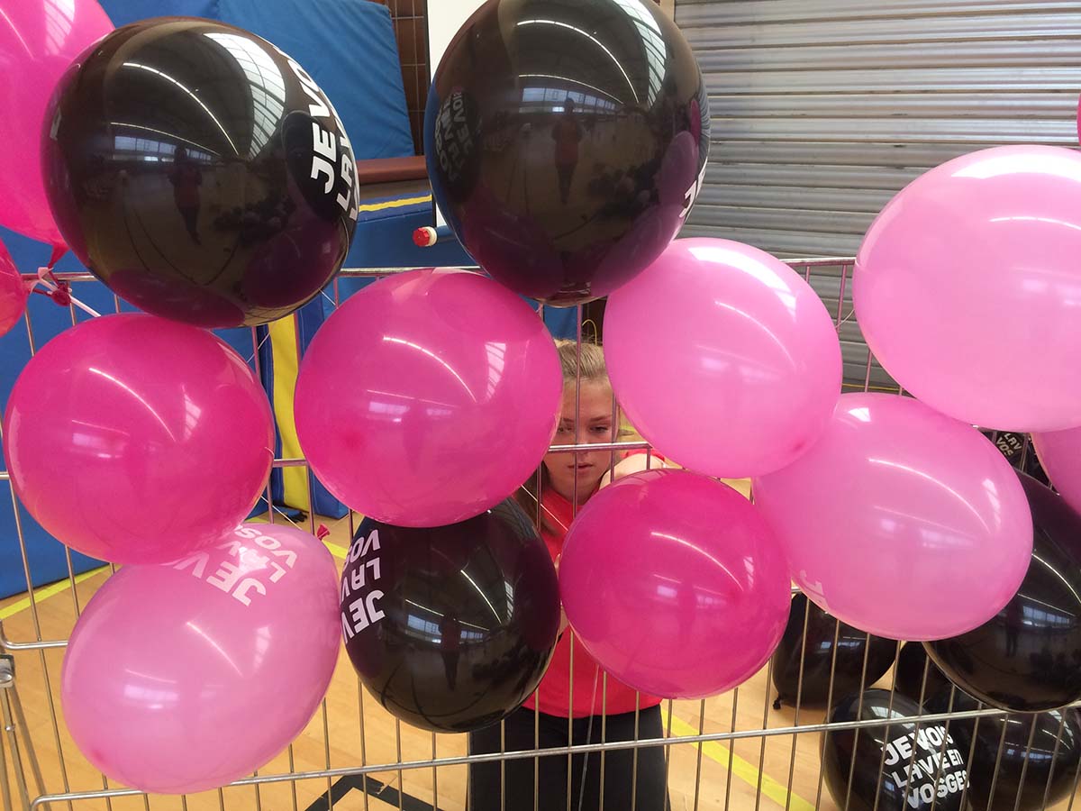 Des ballons roses et noirs aux couleurs de Vosges terre textile