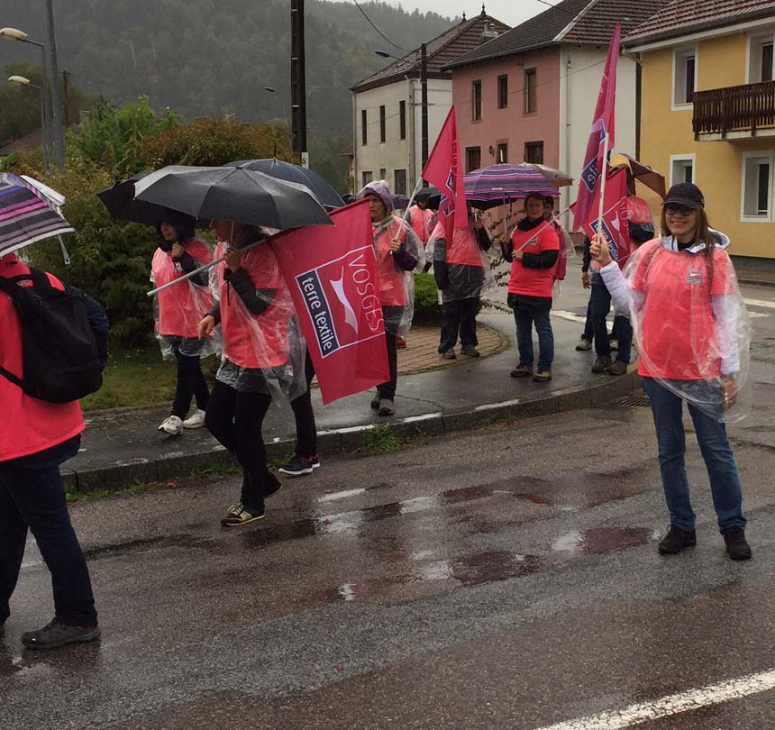 Les marcheurs du label Vosges terre textile arrivent à Saint-Amé