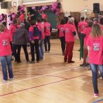 Les premiers arrivés regardent les participantes à la Zumba