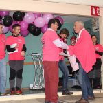 Paul DE MONTCLOS remet à François VANDAMME un diplôme pour la performance à vélo réalisée par les salariés de Tissage Mouline Thillot