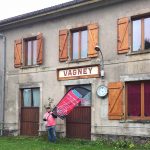 Porte drapeau de l’entreprise tricotage des Vosges au départ de la Marche de Vagney