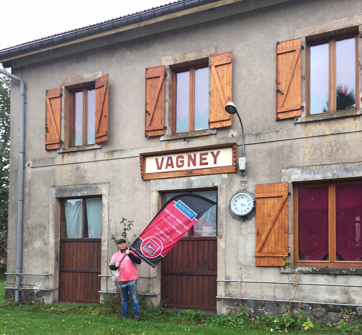 Porte drapeau de l’entreprise tricotage des Vosges au départ de la Marche de Vagney