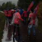 Sur la Voie Verte Vosges terre textile chemine vers Saint-Amé armés de drapeaux et parapluies